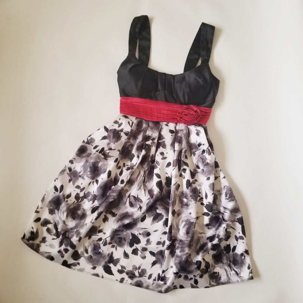 City Triangles Cocktail Dress Junior 7 Empire fit